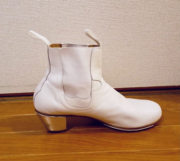 白色の稲田進のフラメンコシューズ
