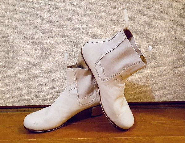 白色の稲田進のフラメンコシューズ