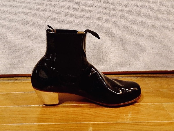 黒エナメル素材の稲田進のフラメンコシューズ